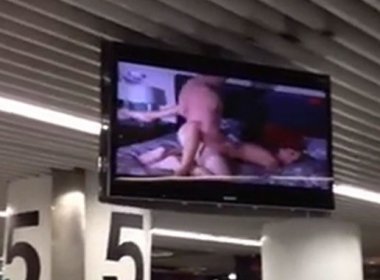 Passageiros são recepcionados com vídeo erótico em aeroporto