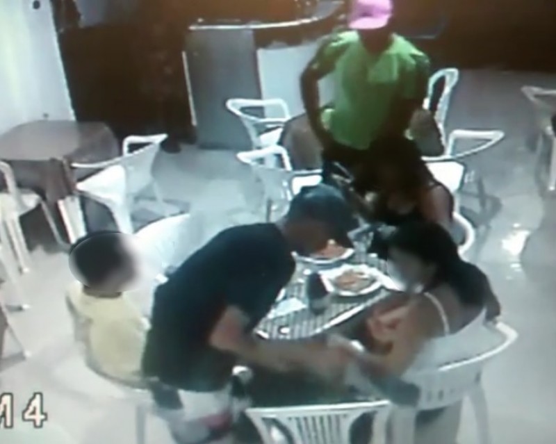 Vídeo: bandidos fazem arrastão em restaurante durante jogo na Avenida Sete