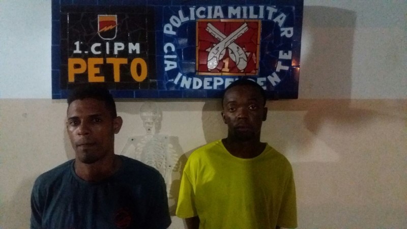 Homem é preso com drogas e comparsa tenta subornar os policiais