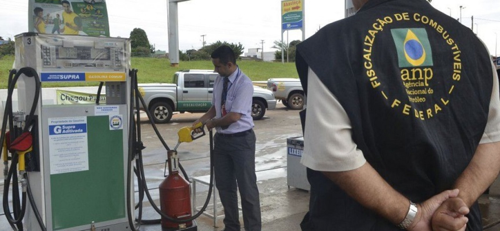 CANDEIAS: ANP fiscaliza postos e interdita bombas