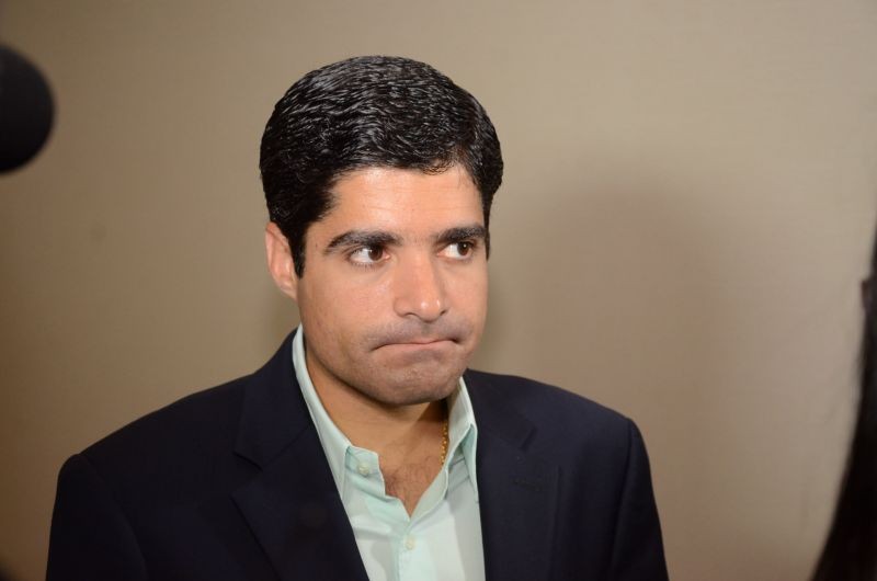 ACM Neto dificulta trabalho da imprensa em inauguração de mercado