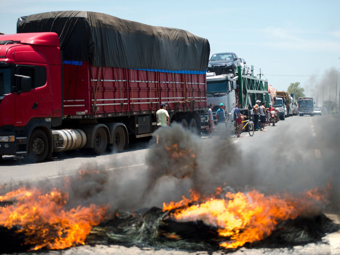Governo ameaça caminhoneiros com multa de R$ 1.915