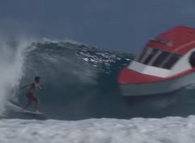 Vídeo: Gabriel Medina desviando de barco em onda