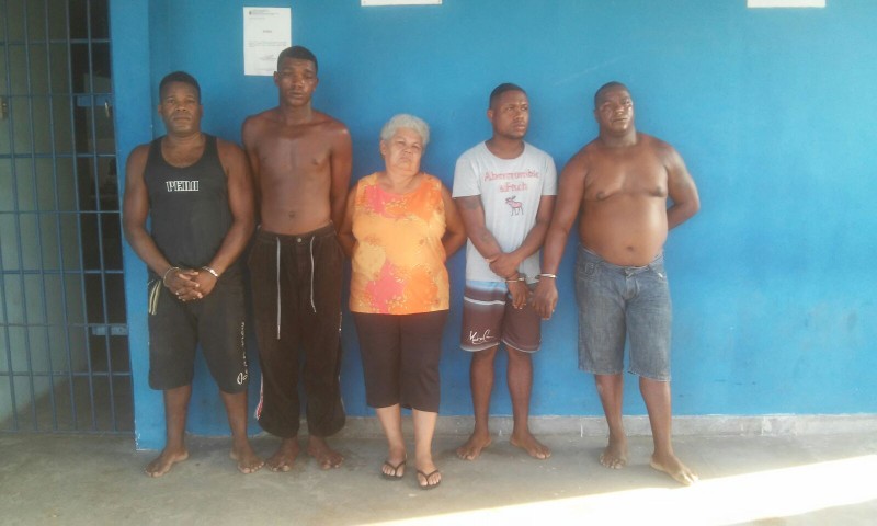 CANDEIAS: Idosa é presa com grupo suspeito de tráfico