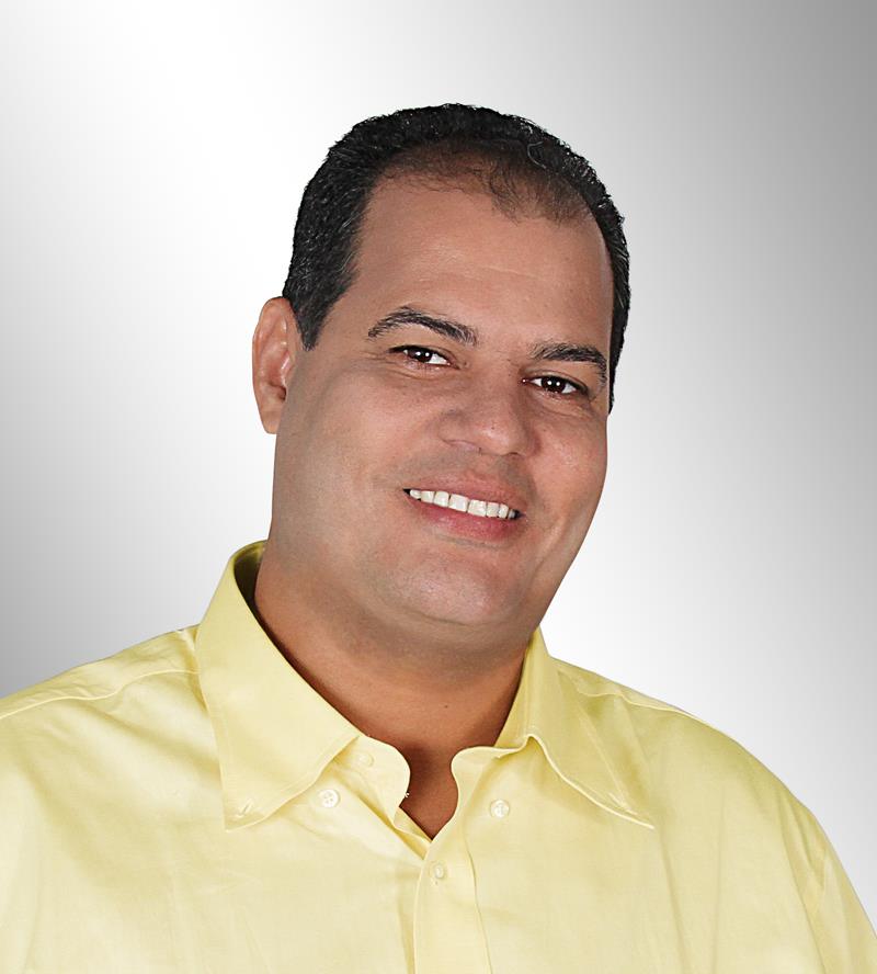 Fim de governo: População vaia prefeito na entrega dos prêmios