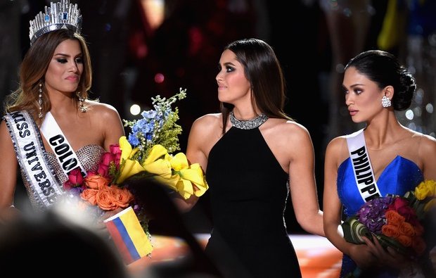 Apresentador do Miss Universo anuncia vencedora errada e cria constrangimento; veja