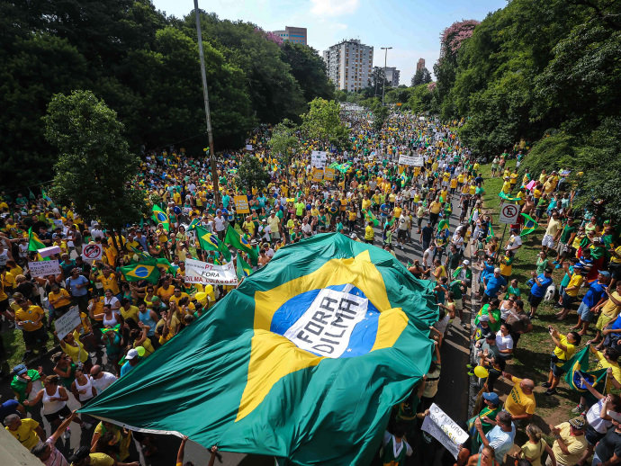 Brasileiros vão às ruas para pressionar pelo impeachment