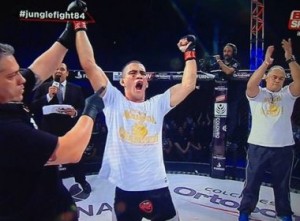 Caique Costa celebra vitória no Jungle Fight 84