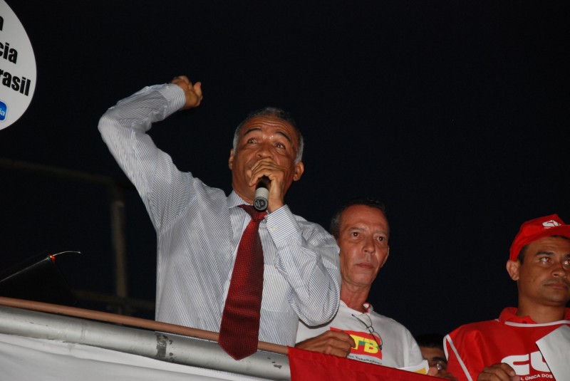 Isidório aproveita manifestação para fazer campanha no Campo Grande