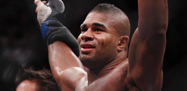 Júnior Cigano é nocauteado por Alistair Overeem