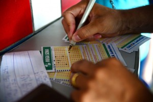 Mega-Sena acumula mais uma vez