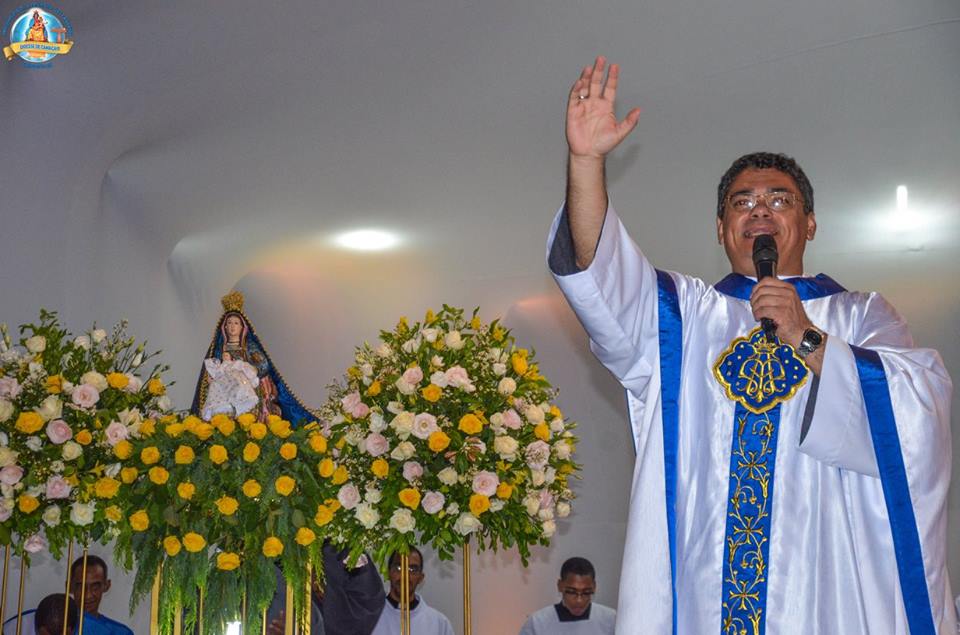 Imagem de Nossa Senhora é introduzida ao altar com encenação de Romaria