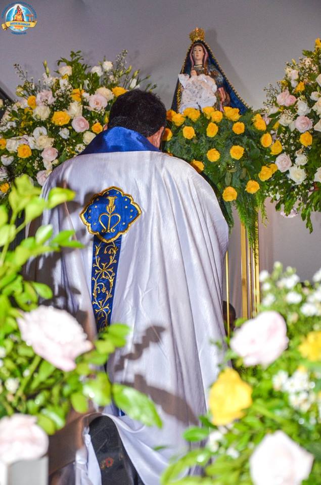 Imagem de Nossa Senhora é introduzida ao altar com encenação de Romaria