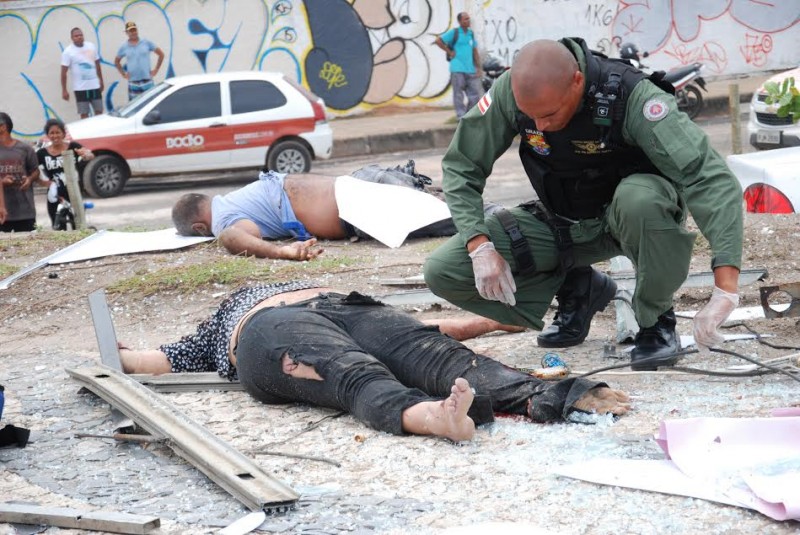 Ladrões em fuga invadem ponto e matam duas pessoas na Orla