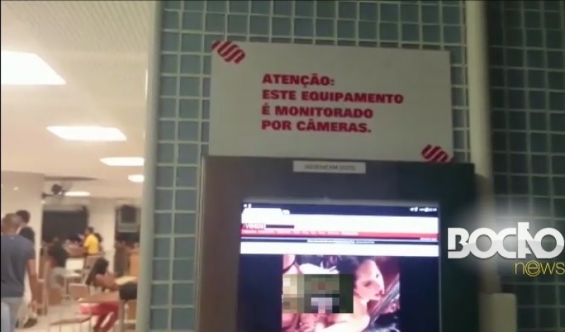 Assista: vídeo pornô é exibido em monitor da praça de alimentação da Unijorge