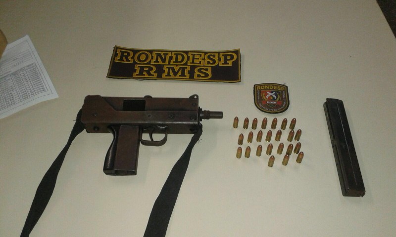 Dois homens são presos com submetralhadora