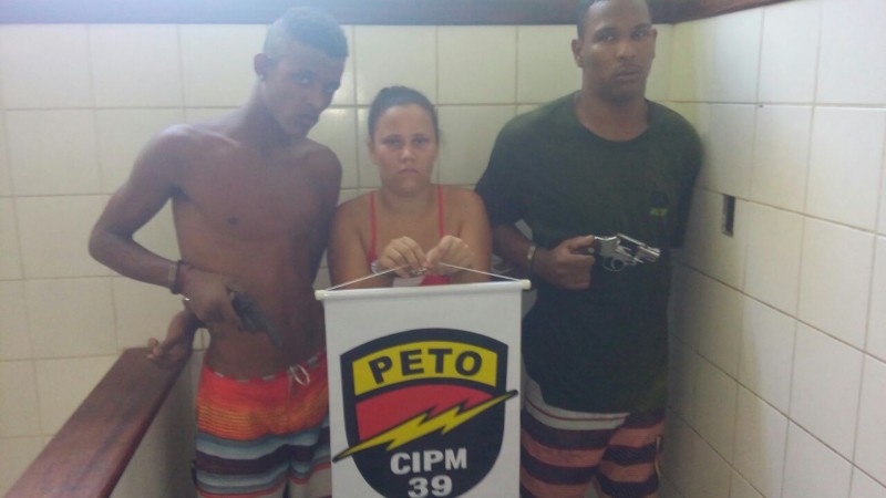 PM prende homens e mulher com armas e drogas