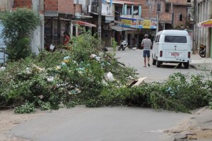 Moradores do Alto do Cruzeiro fecham Rua Elizabete pedindo retorno da caixa de lixo
