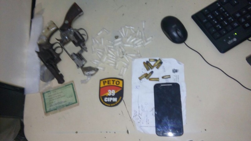 PM prende homens e mulher com armas e drogas