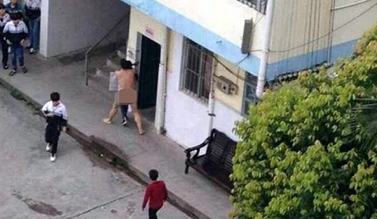 Professor tira a roupa e tenta estuprar estudante ao ar livre