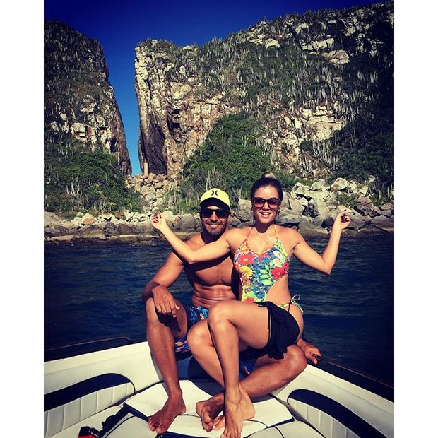 Aryane Steinkopf, grávida de quatro meses, passeia de barco com marido