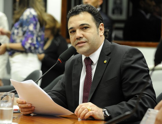 Marco Feliciano consegue assinaturas para CPI da UNE