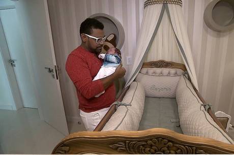 Pablo do Arrocha mostra filho recém-nascido pela primeira vez na TV