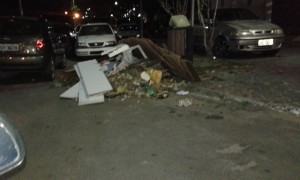 Moradores de Madre de Deus questionam a falta de coleta de lixo