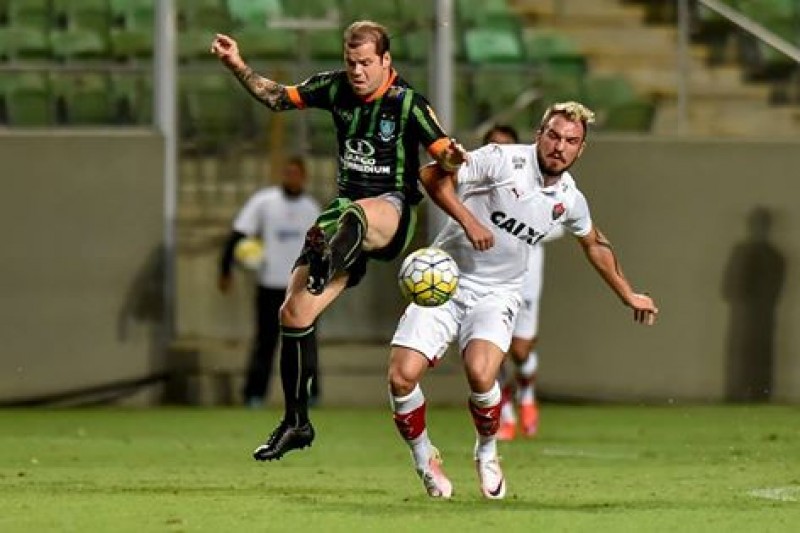 Com um homem a menos, Vitória marca no fim e empata com o América (MG)