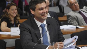 Senador petista ataca Temer por desemprego, mas dados são de Dilma