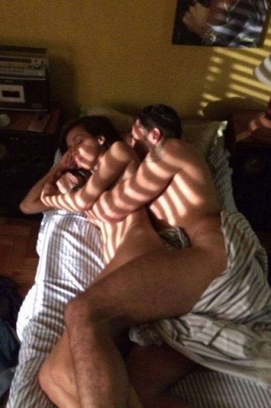 Latino estreia no cinema com cena de sexo e aparece nu com atriz global