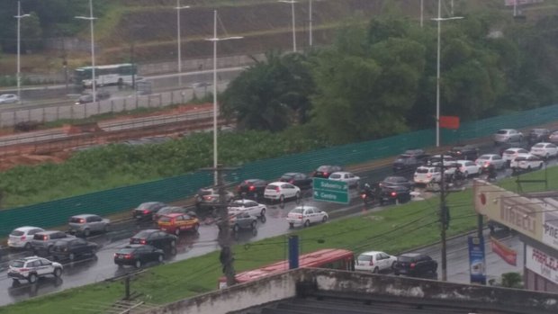 Chuva provoca pontos de alagamento pela cidade