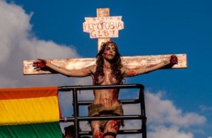 Modelo transexual é intimada por simular crucificação na parada LGBT