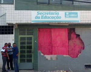 Candeias: Caçamba bate em prédio da Secretaria de Educação e destrói parte de fachada