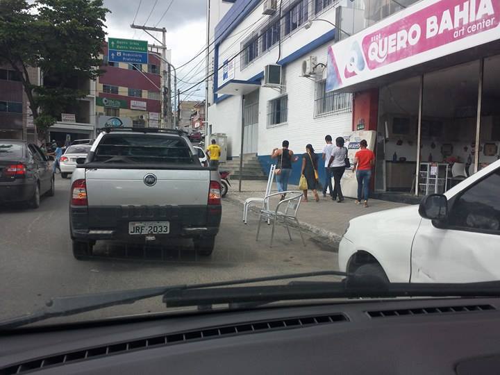 Virou moda em Candeias os comerciantes se acharem donos dos espaços públicos