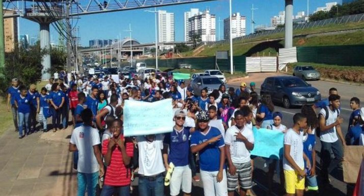 Estudantes da rede estadual realizam manifestação em apoio a terceirizados