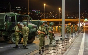 Militares assumem poder na Turquia