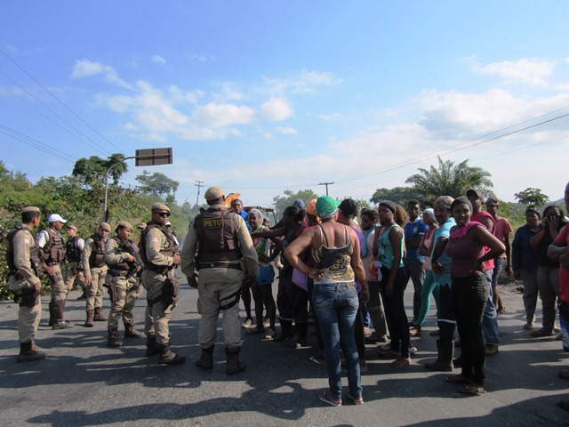 Candeias: Manifestação fecha dois sentidos da BA-522