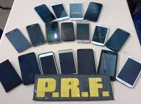 PRF prende em Candeias casal com 18 celulares roubados que seriam vendidos em Feira de Santana