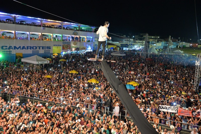 Wesley Safadão e Luan Santana esquentam último dia da Vaquejada em Serrinha
