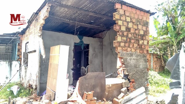 Parte de casa desaba após chuva forte em Madre de Deus