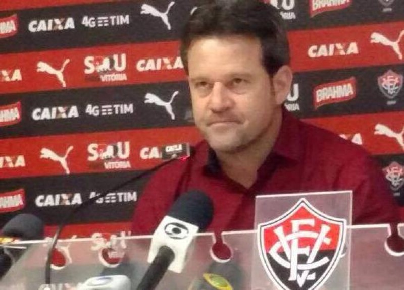 Tentando se afastar do Z4, Vitória encara o Santos nesta quinta