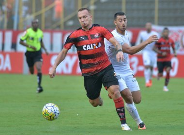 Vitória goleia Figueirense e permanece fora da zona