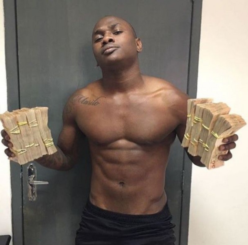 Jogador do Botafogo ostenta maços de dinheiro nas redes e revolta torcedores