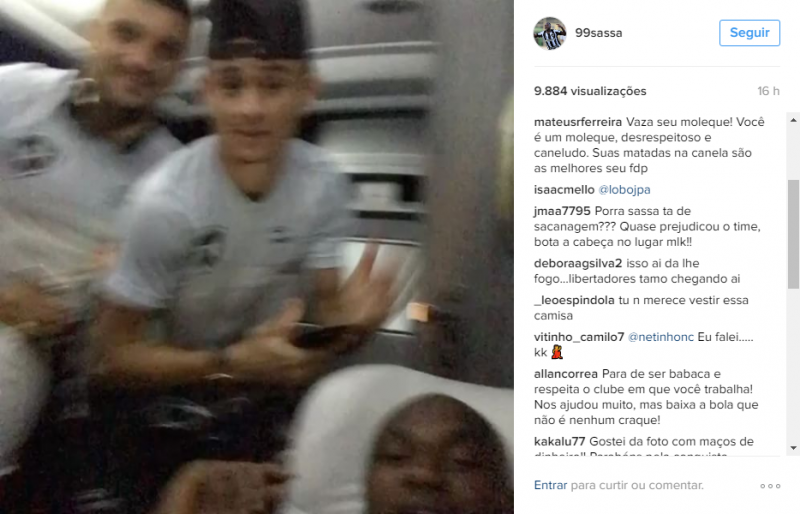 Jogador do Botafogo ostenta maços de dinheiro nas redes e revolta torcedores