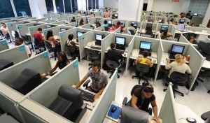 Empresa de call center oferece vaga de emprego para operador de telemarketing