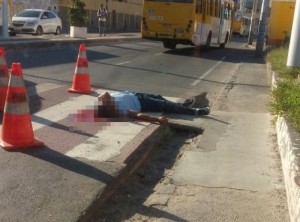 Homem é executado com tiro na cabeça no meio da rua em Periperi