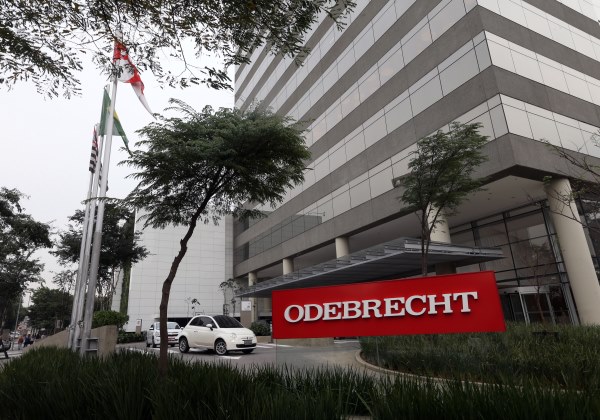 Odebrecht demite mais de 100 mil em três anos