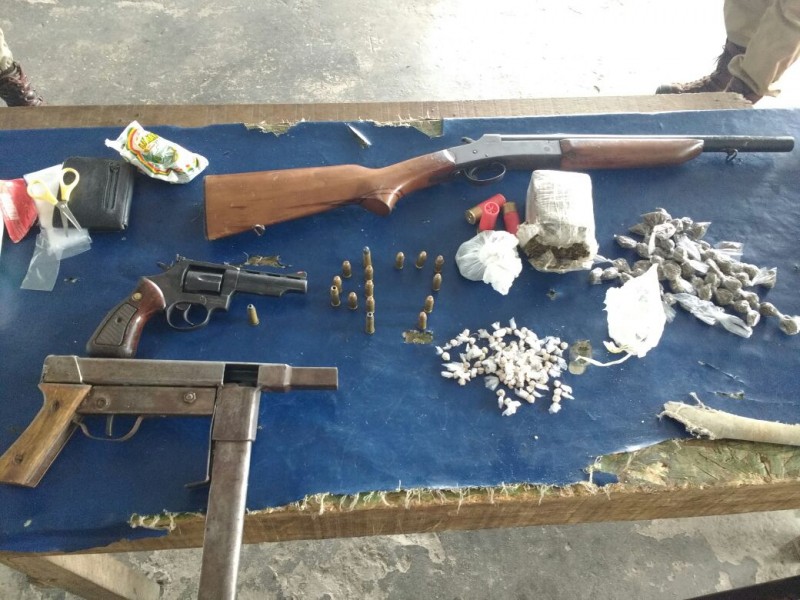 Quadrilha de facção criminosa é presa com armas e drogas