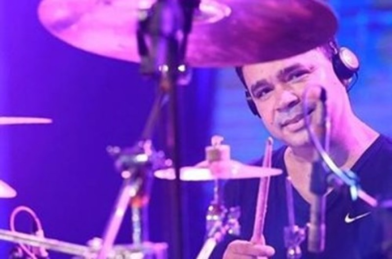 Riquelme e outros quatro músicos deixam o Aviões e seguem com Solange